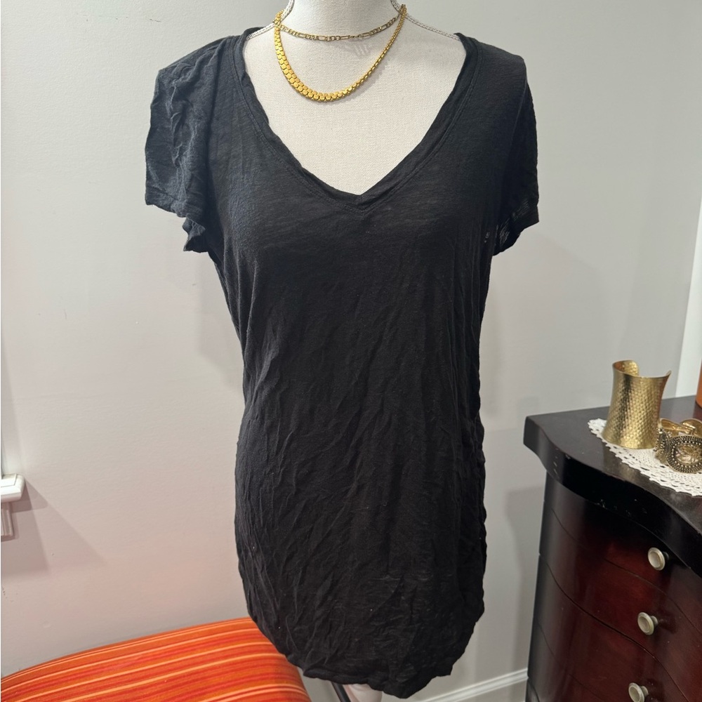 BLACK V-NECK TEE